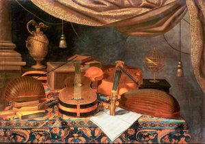 Eine Gitarre, ein Cello, Lauten, eine Partitur und andere Bücher, ein vergoldeter Krug und eine Armillarsphäre auf einem drapierten Tisch, eine Säule dahinter und ein Vorhang darüber