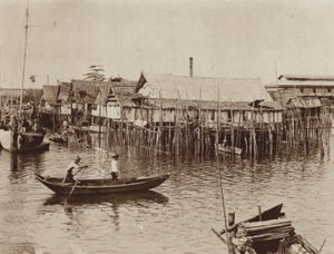 Fischerhäuser auf Pfählen über dem Wasser, Singapur (s/w Foto) von Ewing Galloway