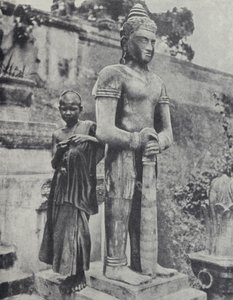 Junger buddhistischer Novizenmönch neben einer Buddha-Statue, Französisch-Indochina (s/w Foto) von Ewing Galloway