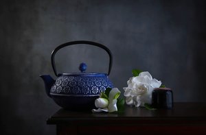 Blaue Teekanne Gardenien
