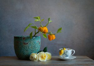 Frische Paprika und Rosen