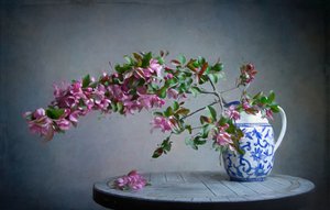 Rosa Blüten in blauer Vase von Fangping Zhou