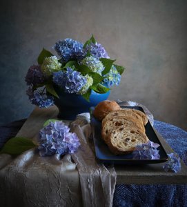 Stillleben Hortensien Brot