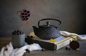 Zen-Teekanne und Beeren von Fangping Zhou