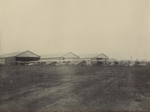 Kleiderbügel und Flugzeuge