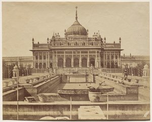 Die Hoseinabad Emambara und das Grab von Mahomed Ally Khan von Felice A. Beato