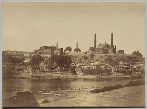 Das Muchee Bhawan Fort und der Gomti-Fluss von der Steinbrücke aus gesehen von Felice A. Beato