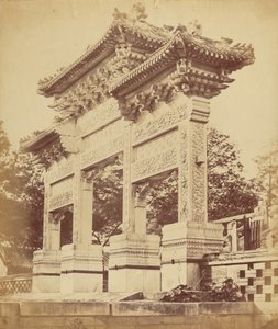 Bogen im Lama-Tempel in der Nähe von Peking, Oktober 1860 von Felice Beato