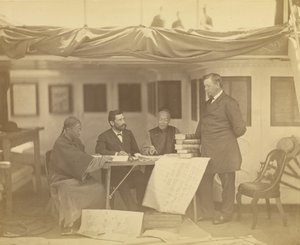 Chinesische Dolmetscher mit Sekretär Drew und Minister Low in der Kabine des US-Flaggschiffs Colorado von Felice Beato