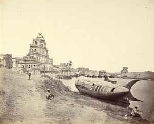 Chutter Manzil Palast, mit dem königlichen Boot in Form eines Fisches auf dem Gomti-Fluss von Felice Beato