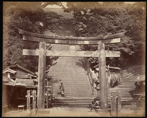 Eingang zum Schrein von Ataugo Yama, Yedo von Felice Beato