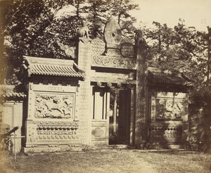Außenansicht des Grabdepots nahe Peking von Felice Beato