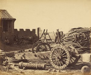 Innenraum von Pehtang mit dem Magazin und der Holzkanone, 1. August 1860 von Felice Beato