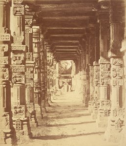 Innenansicht des Hindutempels in Cootub, Delhi von Felice Beato
