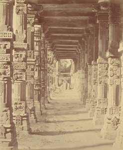 Innenraum des Hindu-Tempels in Kootub von Felice Beato
