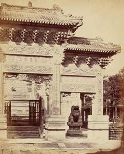 Teil des Eingangs zum Lama-Tempel in der Nähe von Peking, Oktober 1860 von Felice Beato