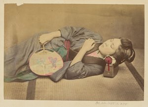 Schlafende japanische Frau mit Fächer