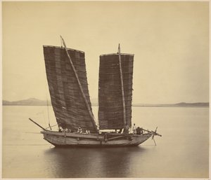 Die erste koreanische Dschunke bringt Depeschen an Bord der U.S.S. Colorado, unmittelbar nach dem Ankern von Felice Beato