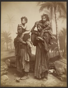 Beduinen, die ihre Kinder tragen von Félix Bonfils