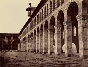 Enfilade der Großen Moschee, Südseite, im Hof (Damaskus) von Félix Bonfils