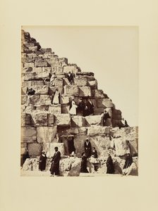 [Gruppenporträt auf den Steinblöcken einer Pyramide, Ägypten] von Félix Bonfils