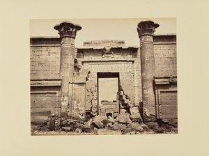 Medinet-Abou. Gesamtansicht des kleinen Tempels, (Detail) von Félix Bonfils