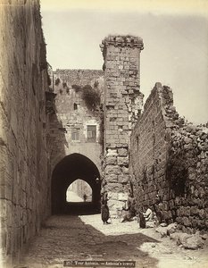 Der Antonia-Turm in Jerusalem. Einige Männer ruhen sich nahe den Mauern aus