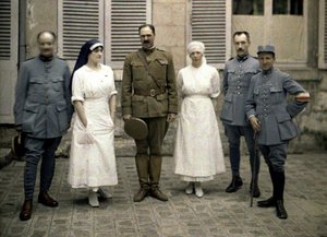Französische Militärärzte und Krankenschwestern vor dem Saint-Paul-Krankenhaus, Soissons, Aisne, Frankreich, 1917 von Fernand Cuville