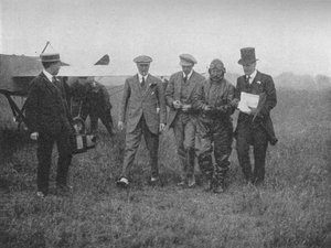 Das Ende eines großen Fluges: Ankunft von Herrn Robert Slack in Hendon, 1913