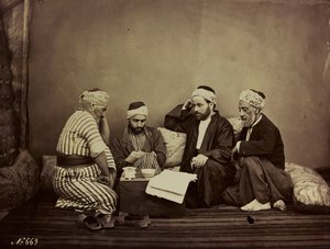 Album Damas et Baalbek: Eine Gruppe Syrer an einem Tisch von Félix Bonfils