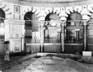Innenansicht der Omar-Moschee in Jerusalem. Zwei Reihen von Säulen und Marmorsäulen umgeben den Felsen, der für Juden und Muslime heilig ist