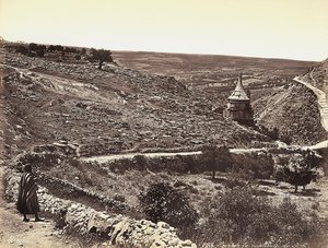 Panoramablick auf das Tal von Cedron oder Josafat mit dem Grab Absaloms am Stadtrand von Jerusalem. Ein Mann betrachtet die Aussicht von der Straße aus