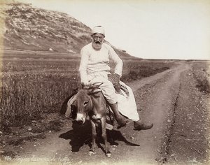 Porträt eines Bauern aus der Umgebung von Haifa. Der Mann reitet auf einem Esel