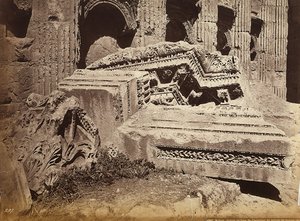 Ruinen eines Frieses vom Tempel des Jupiter oder der Sonne, in der archäologischen Zone von Heliopolis oder Baalbek, antike syrische Stadt, jetzt Libanon