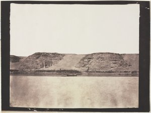 Gesamtansicht der in den Fels gehauenen Denkmäler mit Dahabieh des Fotografen. Abu Simbel von Félix Teynard
