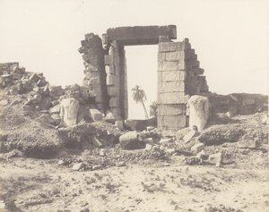 Karnak Theben, Erster Pylon - Ruinen des Tores und der Kolosse, 1851-52, gedruckt 1853-54 von Félix Teynard
