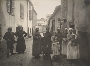 Gruppe von Erwachsenen und Kindern auf einer Dorfstraße in der Auvergne von Félix Thiollier