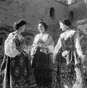 Gruppe von Frauen in traditioneller Kleidung in Piana de 