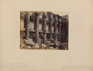 Baalbek - Die Nordwand des Inneren des Jupiter-Tempels, mit den kannelierten Säulen von Francis Bedford