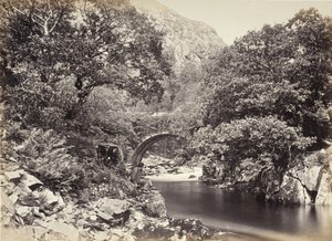 Beddgelert, Pont Aberglaslyn, von unterhalb der Brücke, Nr. 2. (517) von Francis Bedford
