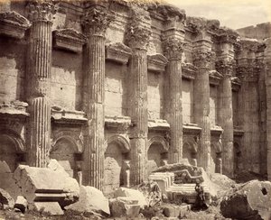 Die Nordwand des Inneren des Jupiter-Tempels, mit den geriffelten Säulen, Baalbek