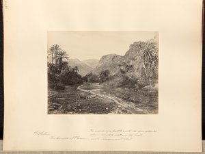 Rephidim, Wüste Paran. Die Szene einer Schlacht mit den Amalekitern, als Moses mit Aaron und Hur auf dem Hügel saß. von Francis Frith