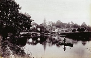 Die Stadt Ross-On-Wye, vom Ufer des Flusses aus gesehen. Im Vordergrund steht ein Mann auf einem Ruderboot von Francis Frith