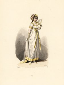 Frau im weißen Kleid mit gelbem Besatz und Fächer