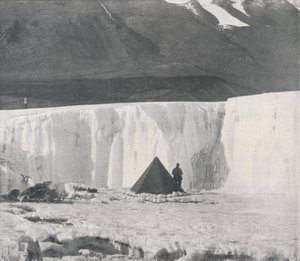 Alkovenlager in einer Oberflächenrinne des Taylor-Gletschers, ca. 1911, 1913