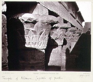 Die Kapitelle des Portikus, Tempel von Khnum, Esna