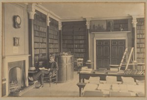 [Mann liest in Bibliothek]