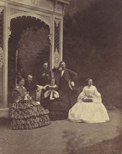 Porträt von drei Frauen und Männern in einem Garten