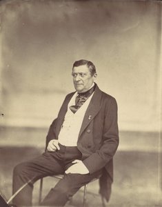 Sitzender Mann in weißer Weste und dunklem Mantel von Franz Antoine