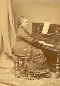 Porträt von Clara Wieck-Schumann 1819-1896 am Klavier, ca. 1878 von Franz Hanfstaengl